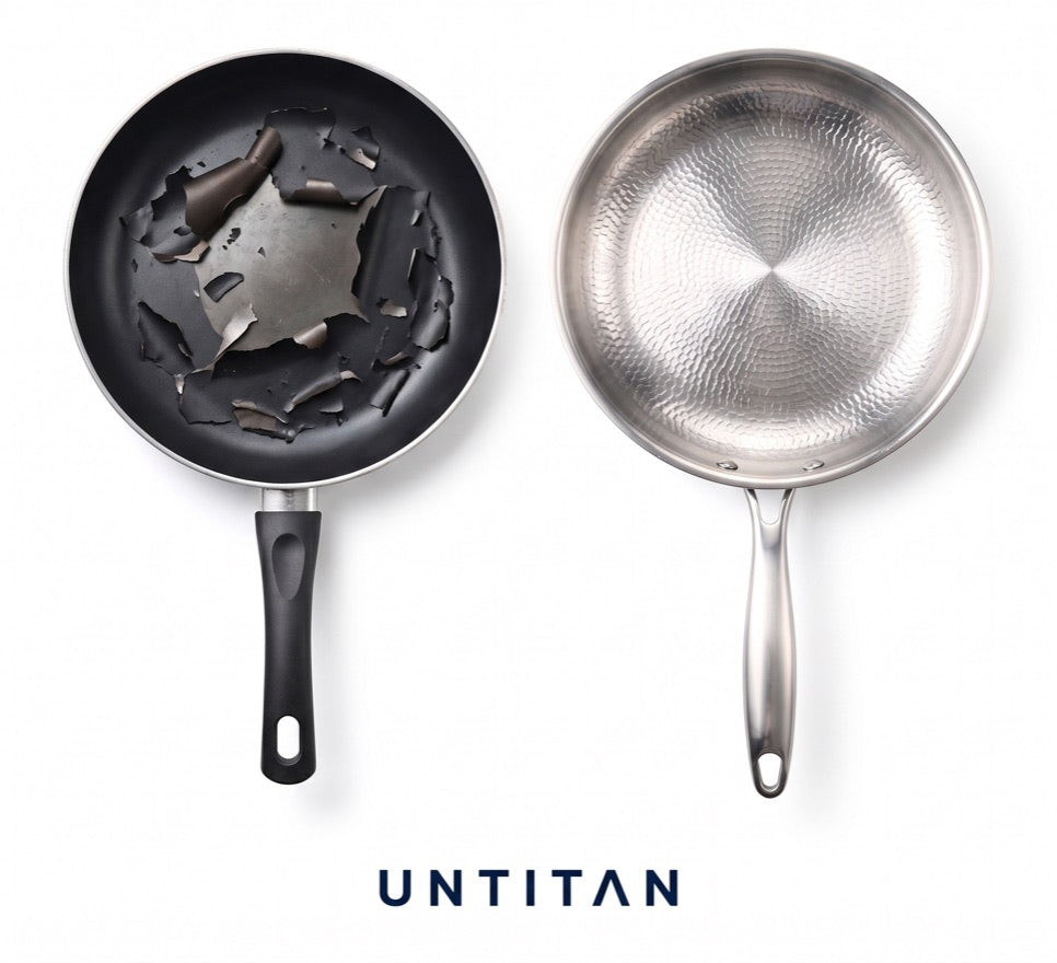 Poêle antiadhésive écaillée à côté d'une poêle à surface de cuisson en titane